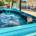 فندق مبيت وإفطار Chateau De Mont St Michel 3*