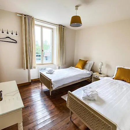 Chateau De Mont St Michel Bed & Breakfast 4*