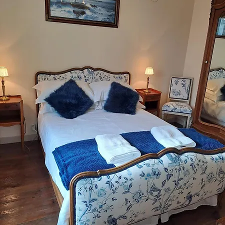 Chateau De Mont St Michel Bed and Breakfast Saint-James
