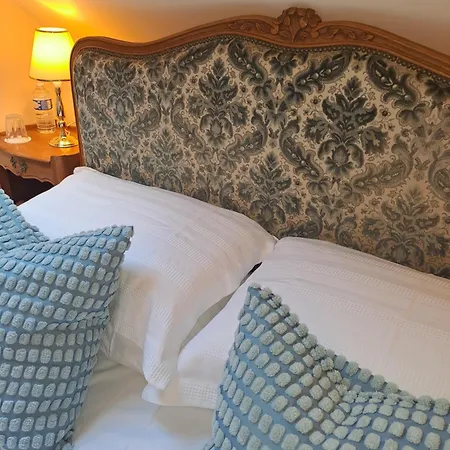 Chateau De Mont St Michel Bed & Breakfast 4*