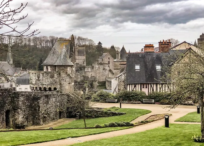 Chateau De Mont St Michel Couette-café 4*