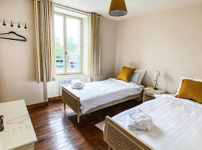 Chateau De Mont St Michel Bed & Breakfast 4*