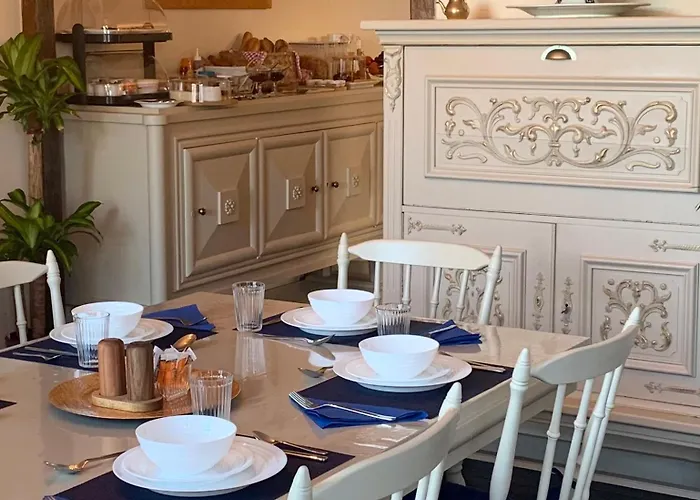 Chateau De Mont St Michel Couette-café Saint-James