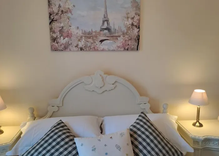 Oda ve Kahvaltı Chateau De Mont St Michel 4*