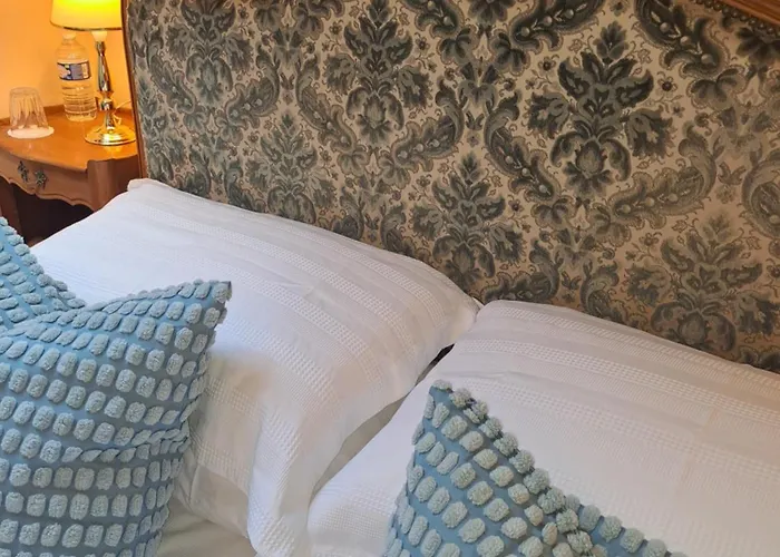 Chateau De Mont St Michel Couette-café 4*