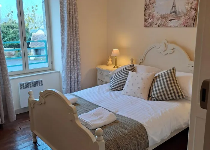 Oda ve Kahvaltı Chateau De Mont St Michel 4*